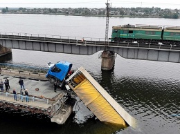 Возле разрушенного моста под Никополем строят понтонную переправу