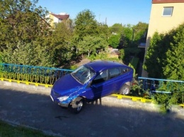 В шаге от гибели: во Львове автомобиль повис над пропастью, слетев с моста