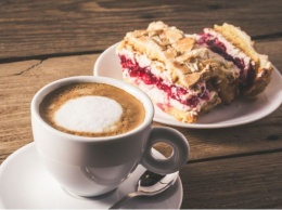 Почему врачи не советуют пить кофе вместе с пирожными