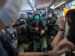 В Гонконге против протестующих применили слезоточивый газ