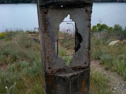 В Запорожье на Хортице обнаружили разбитый памятный знак (фото)