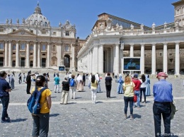 Папа Римский впервые с марта благословил верующих на площади Святого Петра