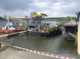Под Кривым Рогом спасатели вытащили грузовик, зависший на обрушенном мосте