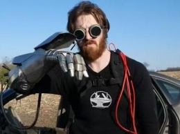 Блогеры воссоздали перчатку Тони Старка с резаком по металлу