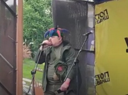 В Киеве участник массовой акции исполнил пародию на Зеленского (видео)