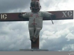 Вандалы-сатанисты на Житомирщине "распяли" куклу со свастикой