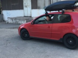 В Мариуполе женщины на автомобиле забросали собак яйцами и хвастались этим в Инстаграм, - ФОТО, ВИДЕО