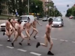Голые мужчины в масках. В Киеве прошел антикоронавирусный забег (ВИДЕО)