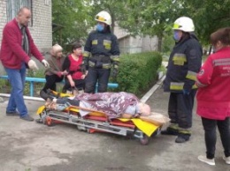 В Днепре медикам потребовалась помощь спасателей, чтобы транпортировать мужчину с избыточным весом в карету "скорой"