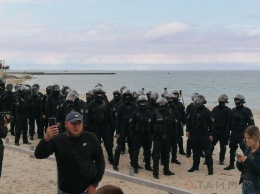 Прецедент: одесская полиция защитила застройку пляжа от уличных активистов
