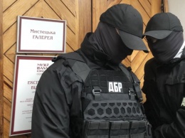 ГБР штурмовало музей, чтобы вручить повестку Порошенко, полицейских из Кагарлыка арестовали. Главное за день