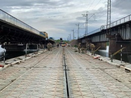 Возле разрушенного моста под Никополем навели понтонную переправу
