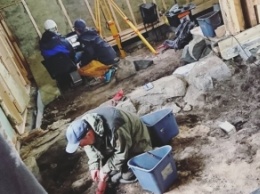 Семейная пара во время ремонта в доме нашла могилу викинга