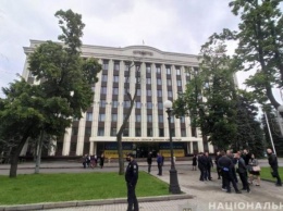 Под здание Днепропетровской облгосадминистрации мужчина заложил 17 кг. телефонной взрывчатки, - чем рассмешил всех районных коз и быков