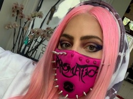 Леди Гага в шипастой маске снялась за рулем грузовика