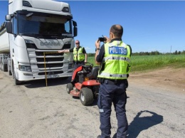 Ай, Моська! Знать, она сильна: в Эстонии газонокосилка пошла на таран грузовика (фото)