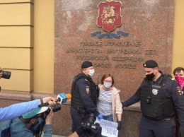 В Москве задержали журналистов "Эхо Москвы" за поддержку арестованного журналиста Новой Газеты Ильи Азара