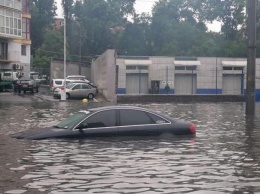 Потоп в Одессе: в городе за несколько минут выпала двухмесячная норма осадков (ФОТО, ВИДЕО)
