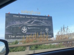 Раскрыта тайна рекламного щита с Toyota Supra, который не меняется уже 27 лет (ФОТО)