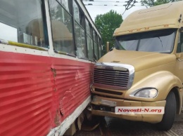 Грузовик в Николаеве таранил трамвай с пассажирами