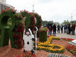 Белый кролик зовет: в Киеве открылась цветочная выставка, посвященная "Алисе в стране чудес"