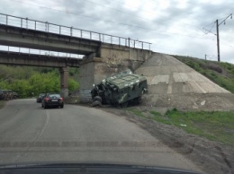 Военные попали в серьезное ДТП под Харьковом: опубликованы фото