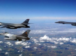 Впервые в истории американские бомбардировщики B-1B пролетели над Киевом