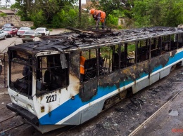 В Днепре сгорел вагон 19-го трамвая: пассажиры остались без документов и пакетов с продуктами