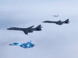 Украинские истребители над Черным морем впервые сопровождали американские стратегические бомбардировщики