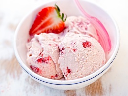 Быстрый рецепт: клубничное мороженое из трех ингредиентов