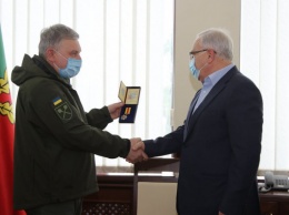 «Хочу поблагодарить лично за ту помощь, которую вы оказываете военным», - Министр обороны Украины отметил мэра Юрия Вилкула медалью «За содействие Вооруженным Силам Украины»