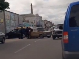 Возле Центрального рынка в Мелитополе в аварию попали ВАЗ и Тойота (видео)