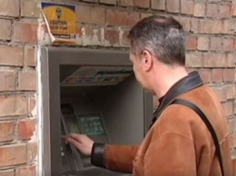 Злодеи "портят" банкоматы и перехватывают деньги: как украинцам не потерять наличку