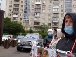 В Киеве продолжается акция по сбору денег для выплаты карточного долга Геруса. ВИДЕО