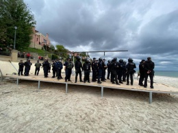 В Одессе произошли стычки между полицейскими и активистами из-за застройки на пляже (фото)