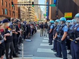 Беспорядки в США добрались до Чикаго: люди атаковали полицейские авто