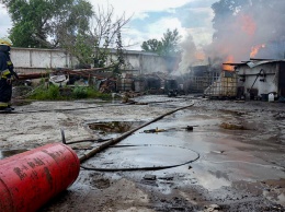 В Днепре на территории складов пожар уничтожил 100 квадратных метров