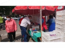 Пока рыночники "держат" заоблачную цену на клубнику и черешню, мелитопольцы нашли выход (фото)