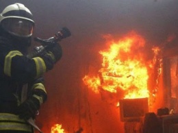 В Запорожье горела квартира: на этаже были ребенок и мужчина (ФОТО)