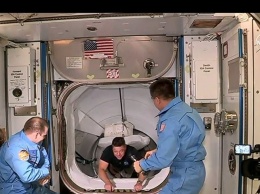 Появились фото экипажа корабля Crew Dragon на борту Международной космической станции