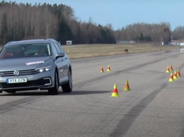 Skoda Superb и Volkswagen Passat провалили "лосиный тест": видео