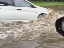 Запорожье снова затопило: автомобили «плывут» по дорогам (ВИДЕО)