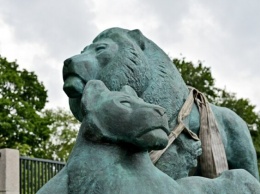 При входе в Киевский зоопарк появилась новая скульптура львов: фото
