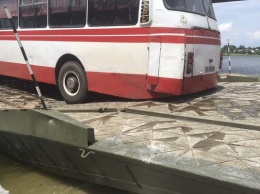 На Днепропетровщине "сломалась" армейская переправа на месте рухнувшего моста (видео)