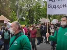 С ложками и черпаками: под Кабмином протестующие требуют восстановить полноценную работу ресторанов (видео)