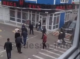 Два десятка человек с оружием: в Одессе произошла стрельба, есть раненые (видео)