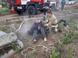 В Николаеве из пожара в коллекторе теплотрассы вытащили и спасли бездомного (ФОТО)