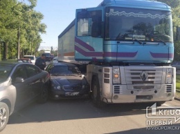 ДТП в Кривом Роге: столкнулись грузовик и два легковых автомобиля