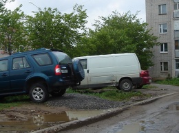 Для водителей придумали новые штрафы за мойку и парковку на газонах