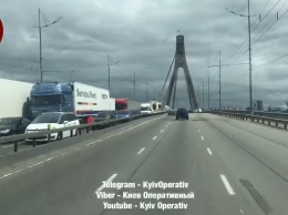 На столичном Северном мосту из-за аварии и ремонта возникли масштабные пробки (видео)
